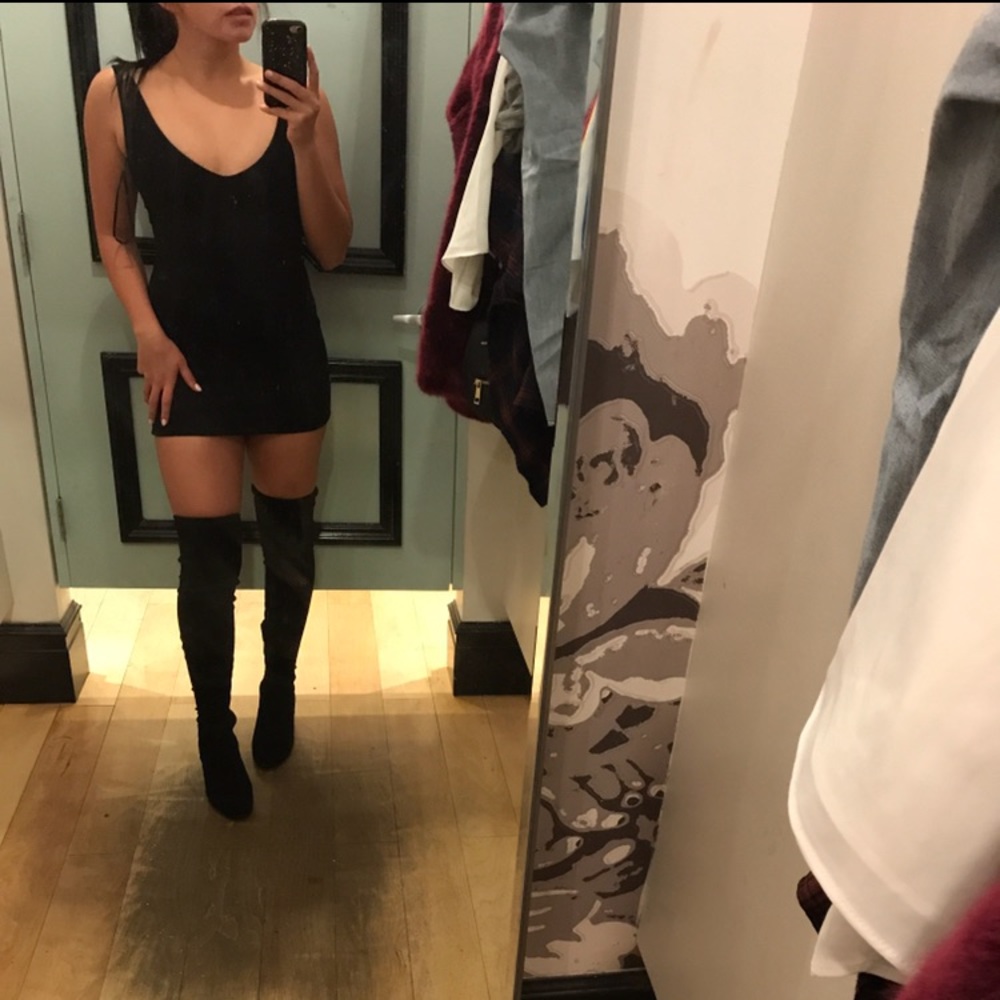 Black v neck body con dress